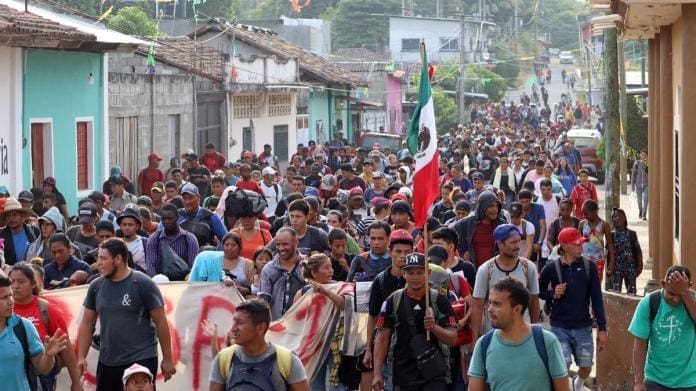 Migrantes avanzan este miércoles en caravana hacia EEUU, en el municipio de Escuintla, en Chiapas (México). EFE/Juan Manuel Blanco