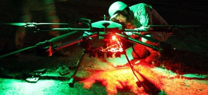 Un militar del batallón de sistemas aéreos de ataque no tripulados "Aquiles" de la 92.ª Brigada de Asalto Separada prepara el dron nocturno "Vampir" para la operación en una posición de primera línea cerca de la ciudad de Chasiv Yar, región de Donetsk, el 22 de abril de 2024 .