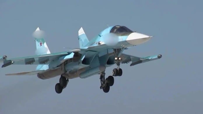 Así es el cazabombardero ruso Su-34 que lucha en Ucrania, un "tres en uno"  con capacidades que ni los F-35 o F-22 alcanzan