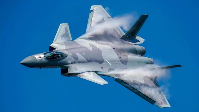 El caza chino J-20 puede volar: Los aviones de papel también