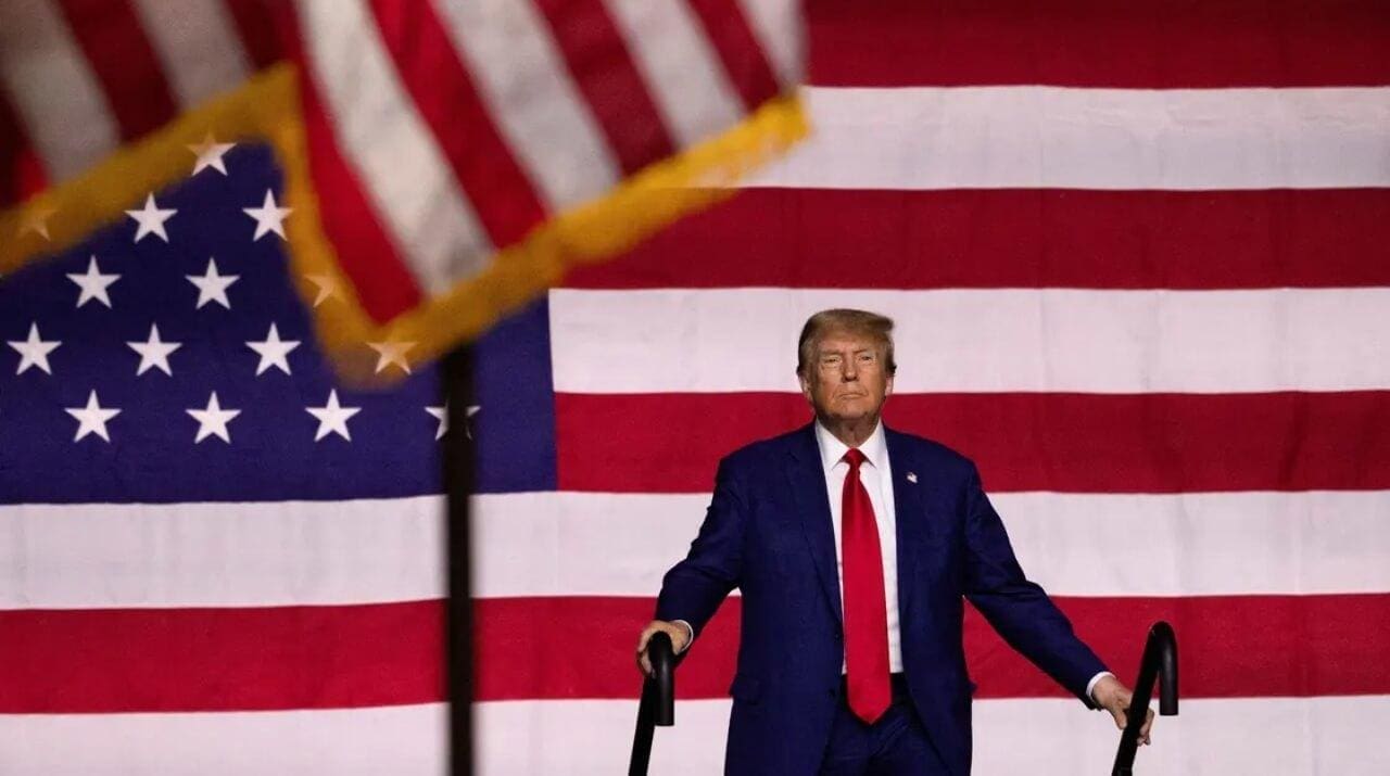 Una persona con un traje de color rojo  El contenido generado por IA puede ser incorrecto.
